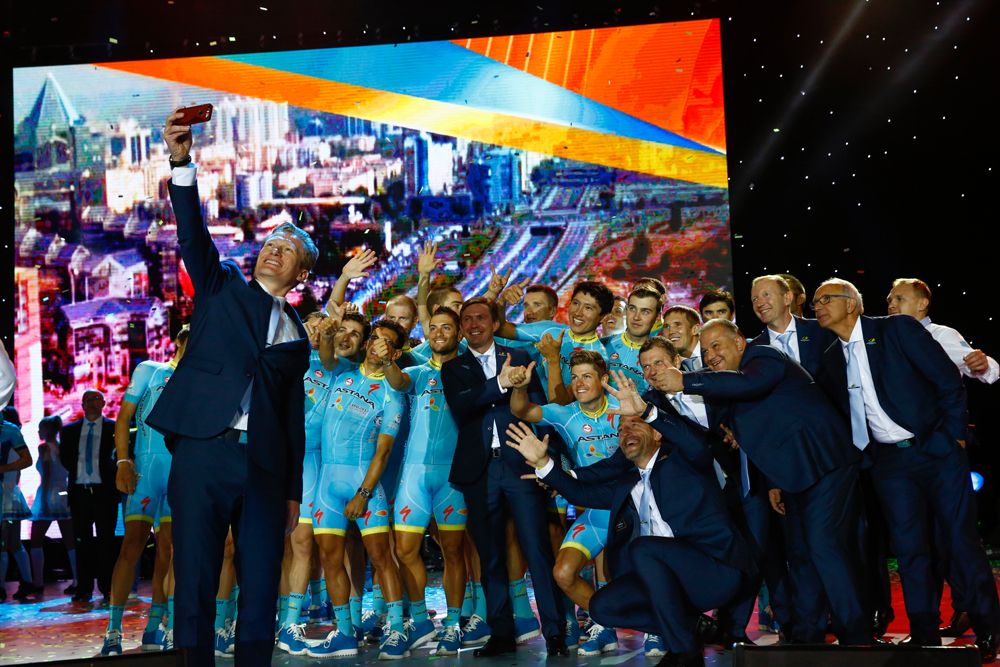 Alexander Vinokourov takes a 'selfie' at the Astana presentation