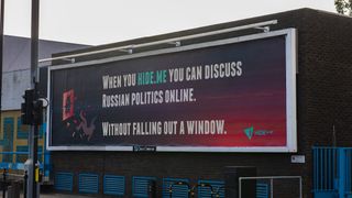 Panneau d'affichage sur un bâtiment à Londres pour promouvoir la campagne de censure anti-russe Hide.me