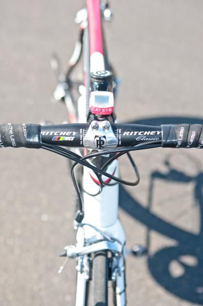 Ritchey provides the cockpit components in the form of a WCS 4-Axis 44 forged alloy stem and traditional-bend WCS Classic alloy bars.