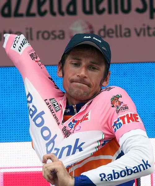 Denis Menchov (Rabobank) keeps the pink jersey for another day.