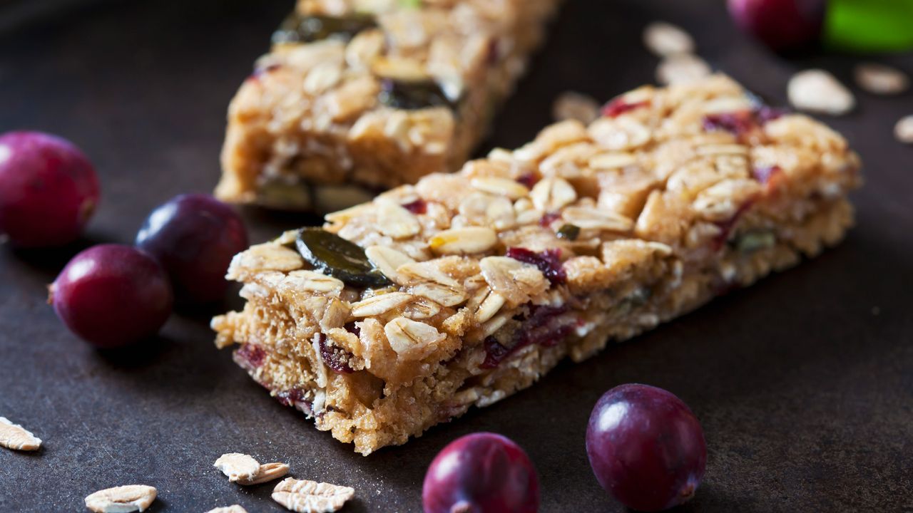 Cereal bar and fruit, a classic weight loss snack