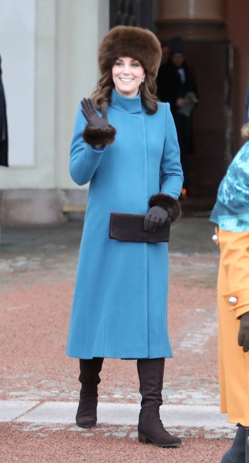 Clothing, Blue, Turquoise, Street fashion, Fashion, Outerwear, Overcoat, Electric blue, Footwear, Coat,