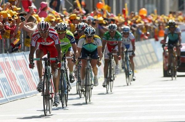 Mauricio Soler (Barloworld) finishes in sixth place at the head of the second chase group.