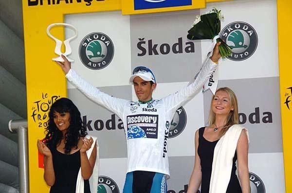 Alberto Contador (Discovery Channel) takes over the white jersey from Gerdemann, thanks to his incredible performance today.