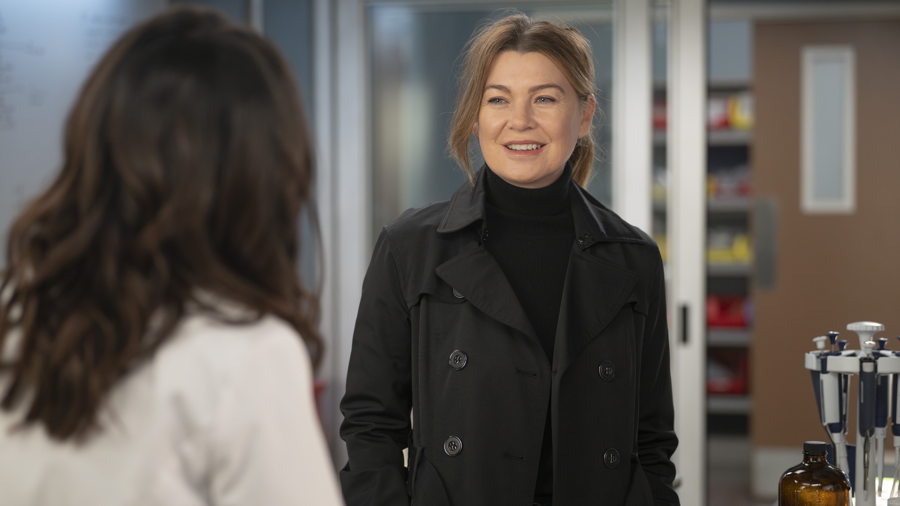 Ellen Pompeo as Meredith in a black coat in Grey&#039;s Anatomy season 20