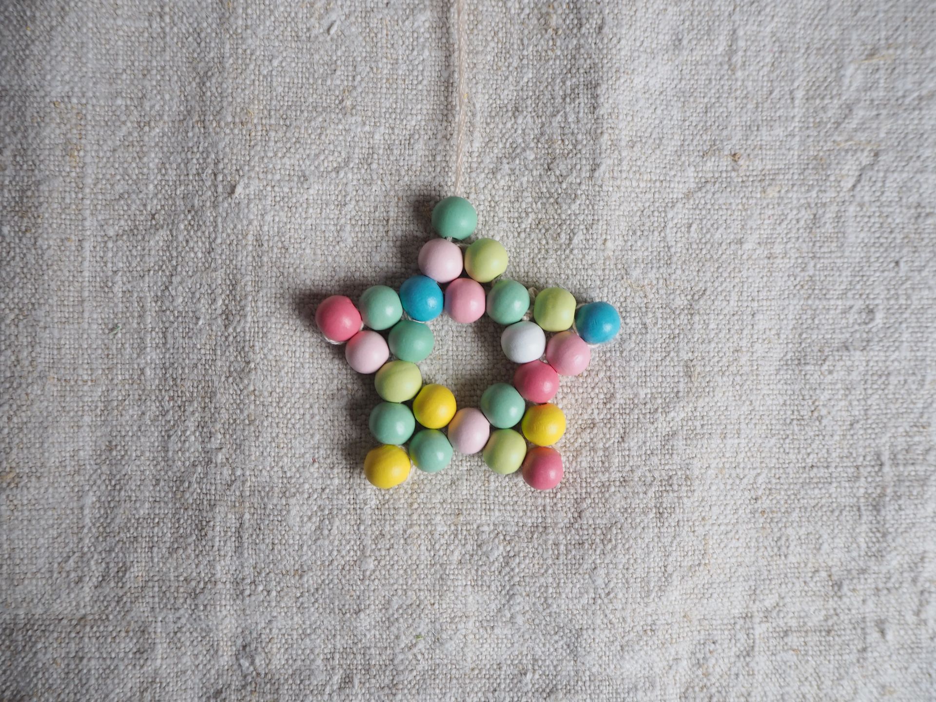 Manik-manik Natal gaya Scandi selangkah demi selangkah