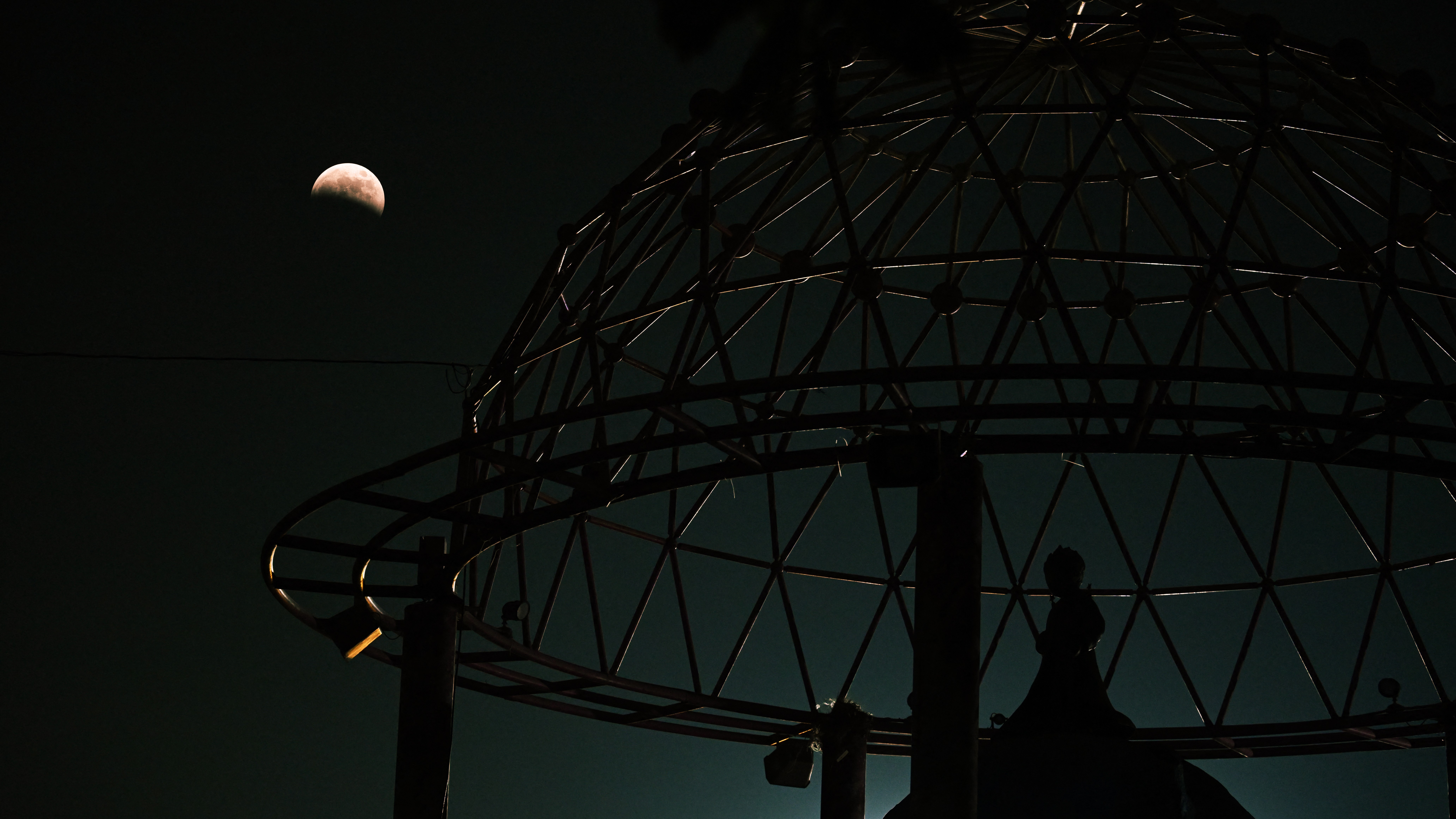 O fotografie cu „Luna de sânge” deasupra micului Monument Prinț din San Salvador, El Salvador.