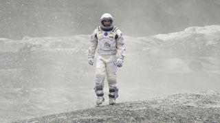 Matthew McConaughey som astronauten på en øde planet i Interstellar