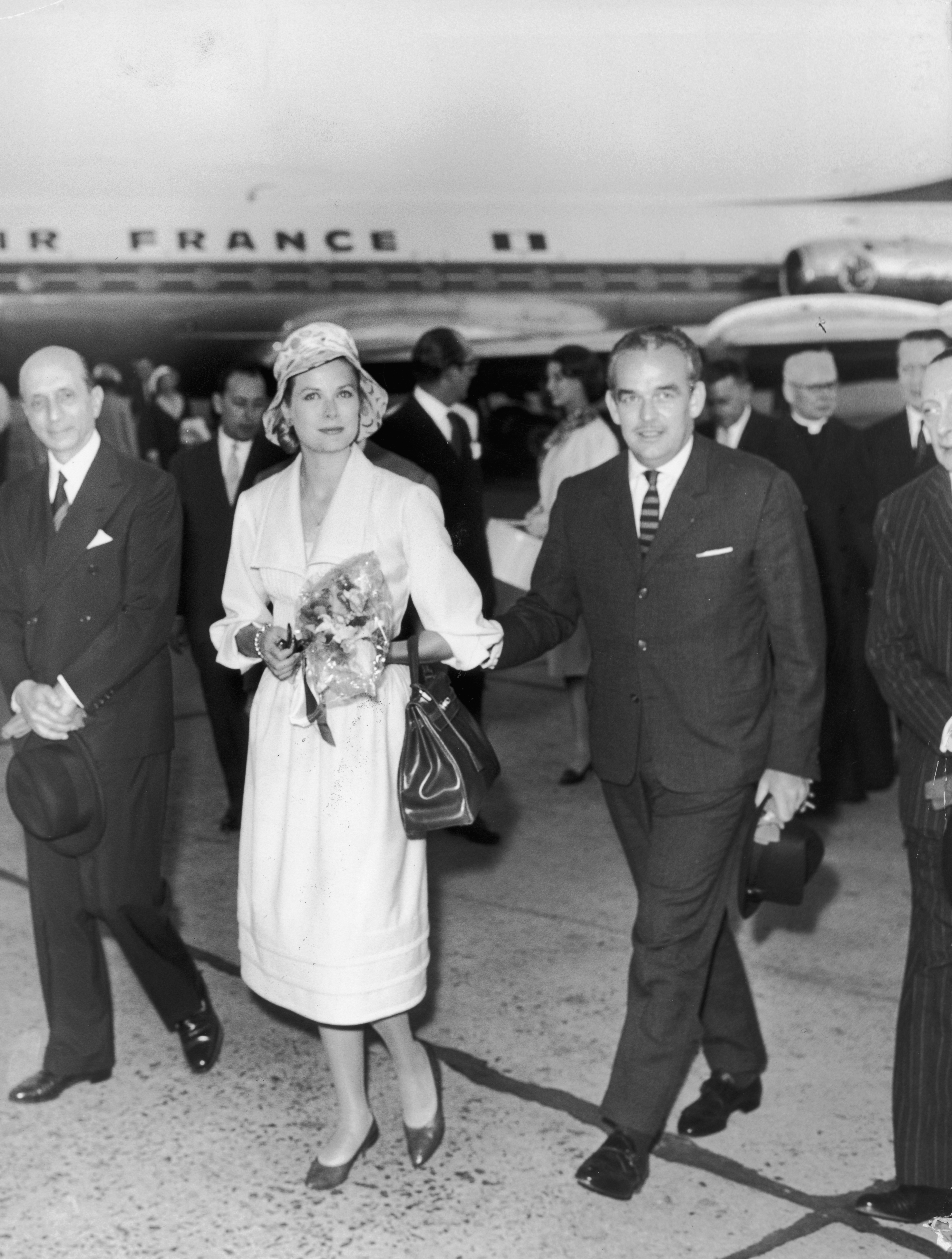 An image of Grace Kelly carrying her Hermès bag.