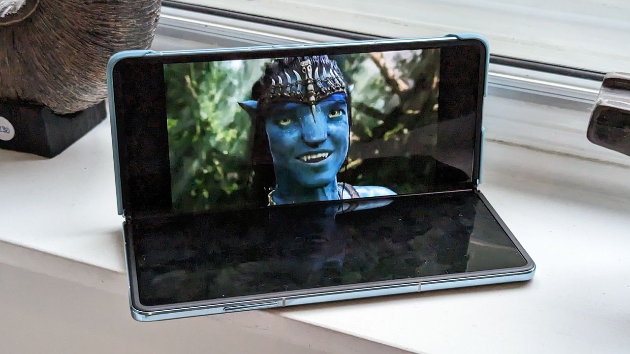 Honor Magic Vs review movie half open