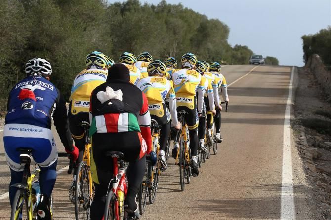 Looks like a few local riders on Mallorca have latched onto the back of the Telenet-Fidea double paceline.