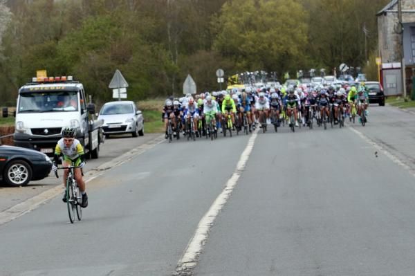 That's it, the climbs are near and Amanda Spratt (GreenEdge-AIS) makes her move