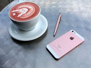 iPhone SE an coffee