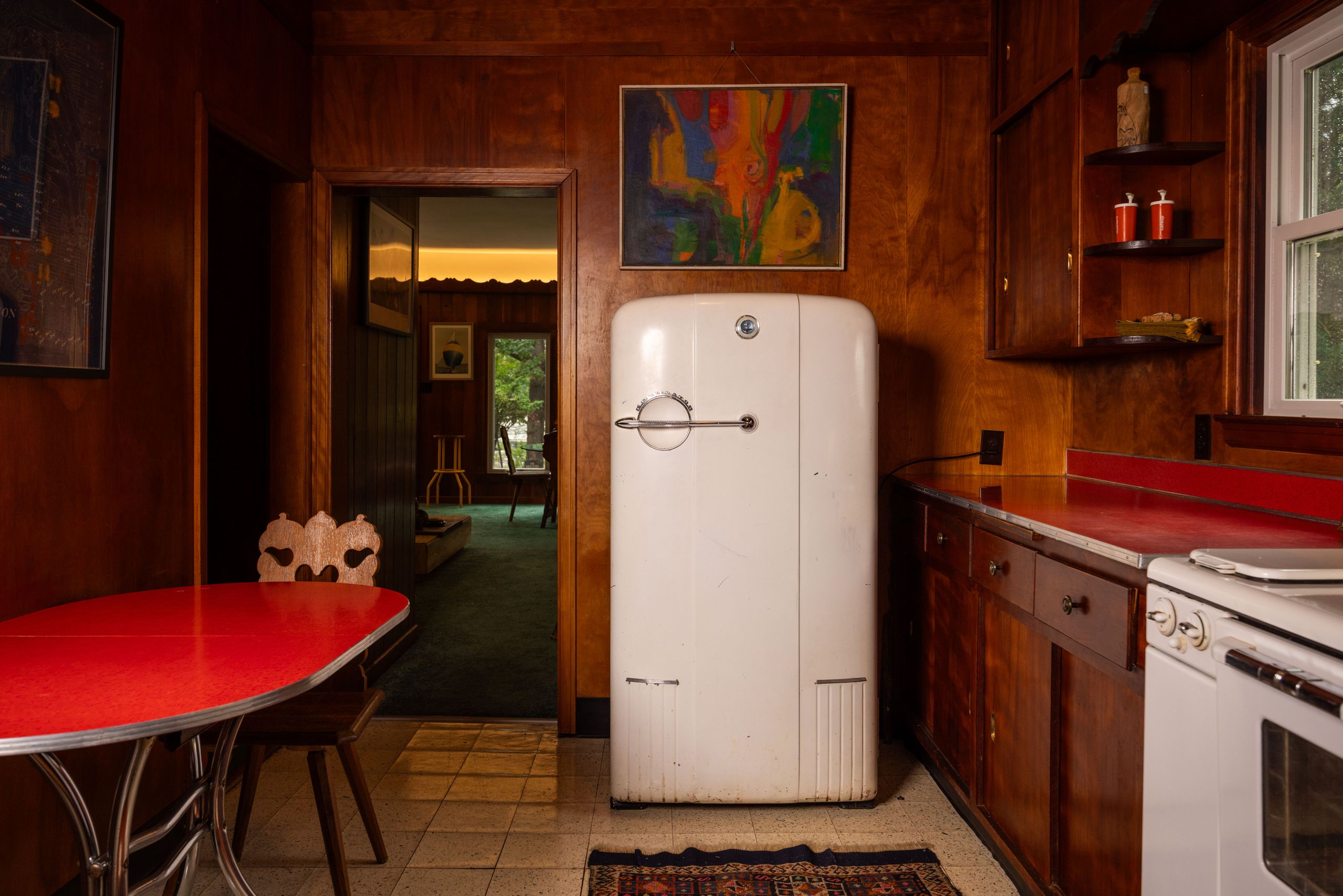 This ‘anti-trend’ Wisconsin lake cabin is full of thrifted treasures – and you book a stay