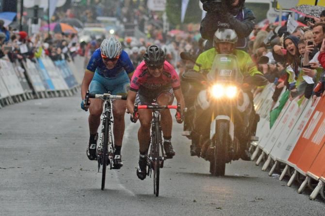 Rosella Ratto and Susanna Zorzi sprint it out as the bunch closes in.