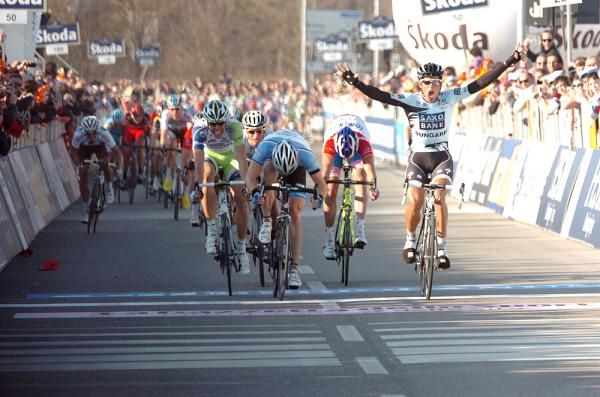 Haedo takes the stage ahead of Farrar and Oss.