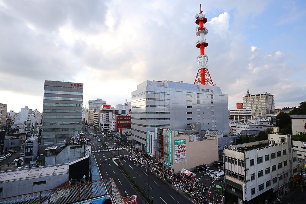 The peloton races through the streets of Utsunomiya