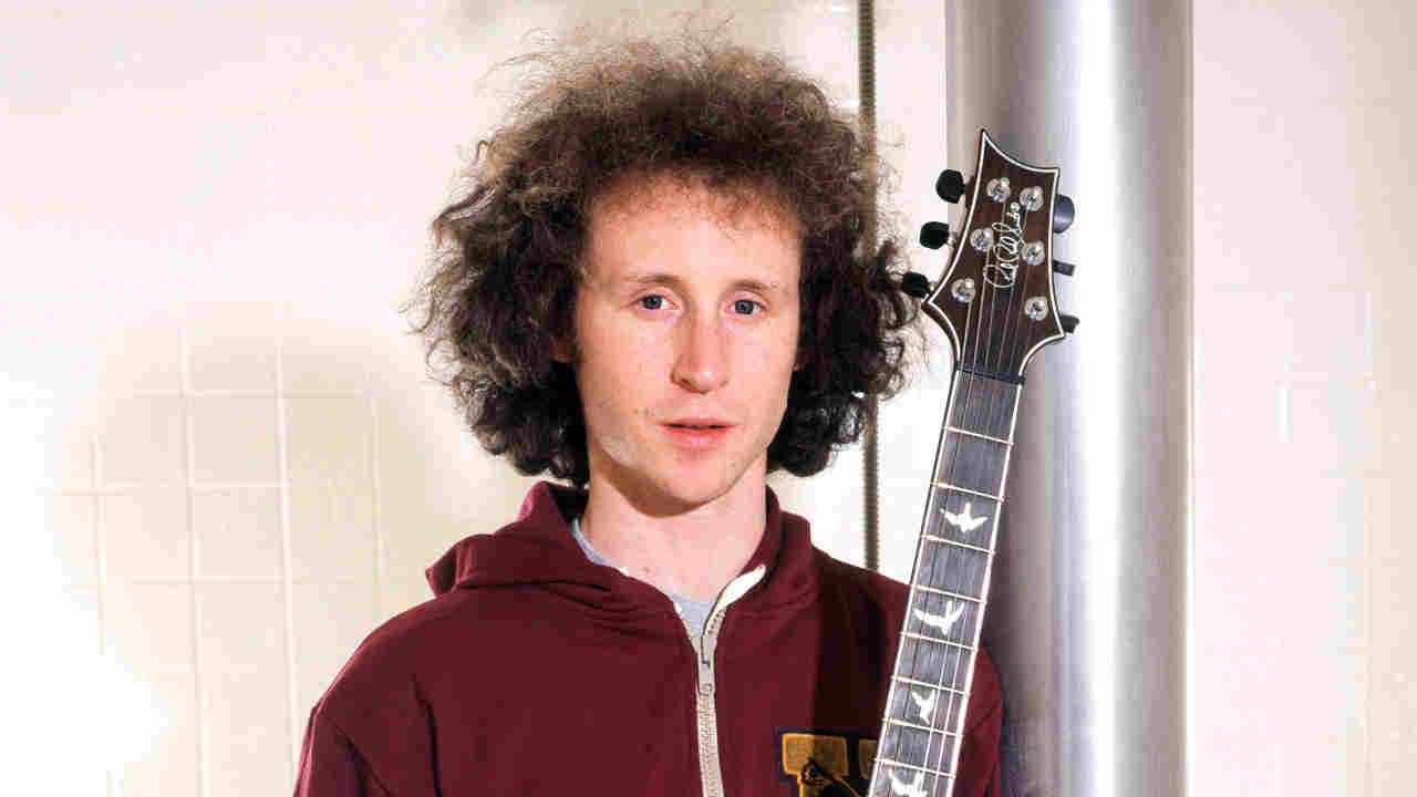 Incubus posing for a photograph in 2001