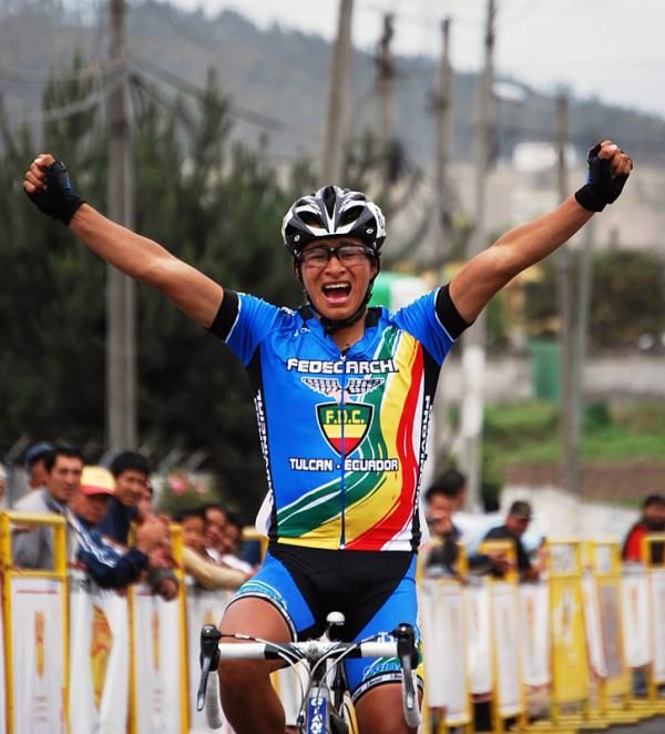 Jhonny Caicedo (Fedecarchi/Gobierno) celebrates his stage victory in Ambato, arriving nearly one minute clear of the peloton.
