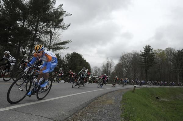 Peloton hammers all together down Rich Road