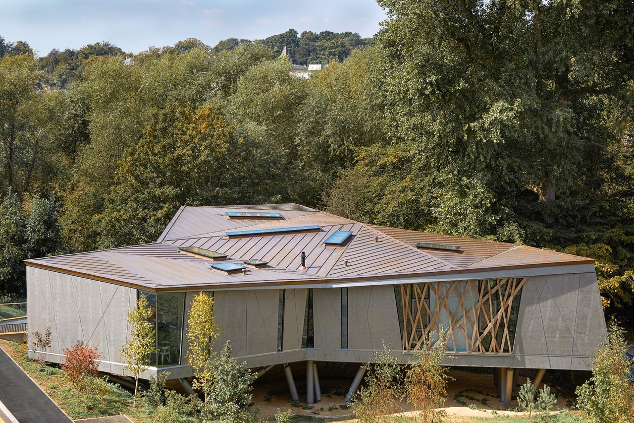 Maggie&#039;s Oxford Centre is an angular, tricorn-shaped building akin to a treehouse