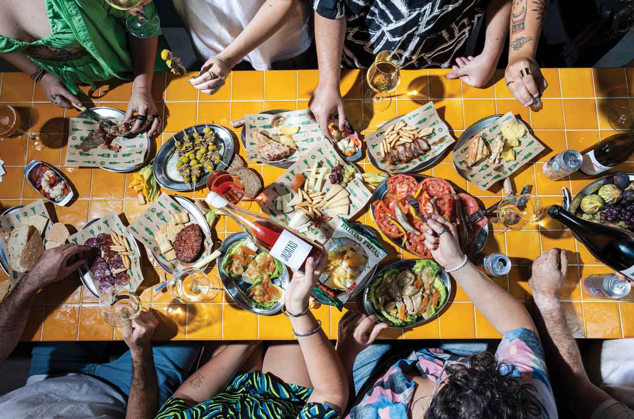 Casual dining at Albariza en las Venas in Jerez de la Frontera, with Jagatas Rosado from Le&oacute;n, made by Sara Gonz&aacute;lez.