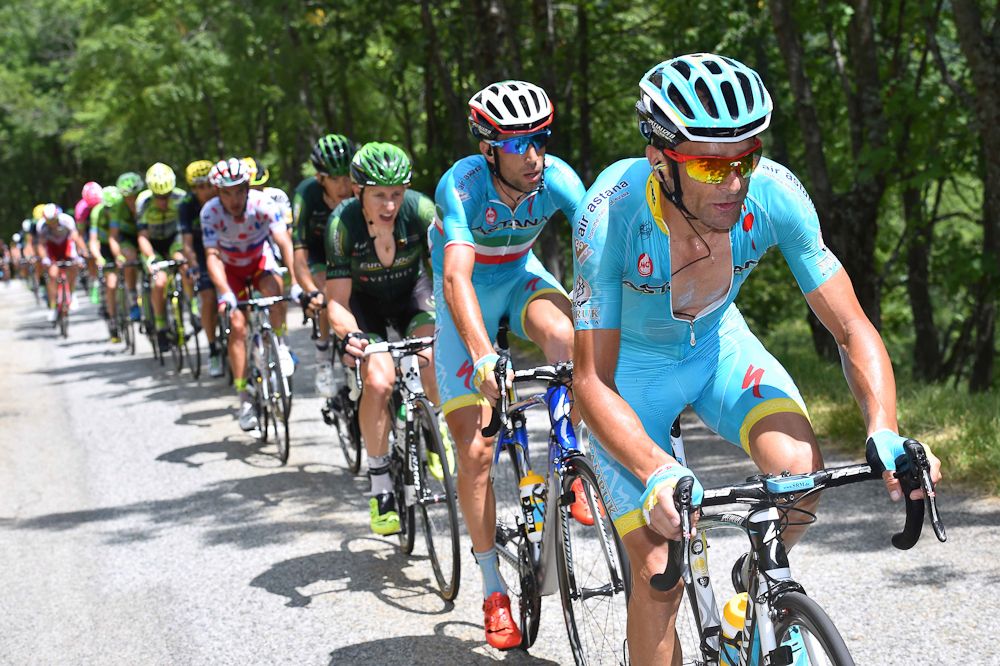 Vincenzo Nibali bides his time in the GC group during stage 19