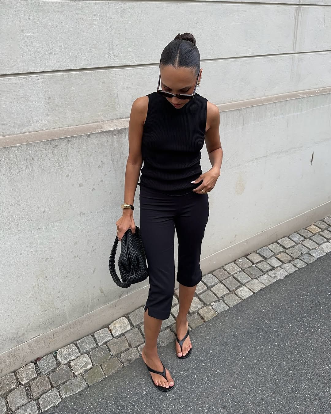 woman wearing black capri pants outfits 2025