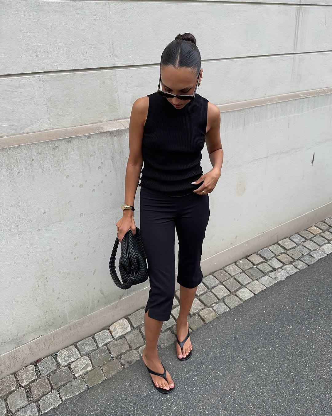 woman wearing black capri pants outfits 2025