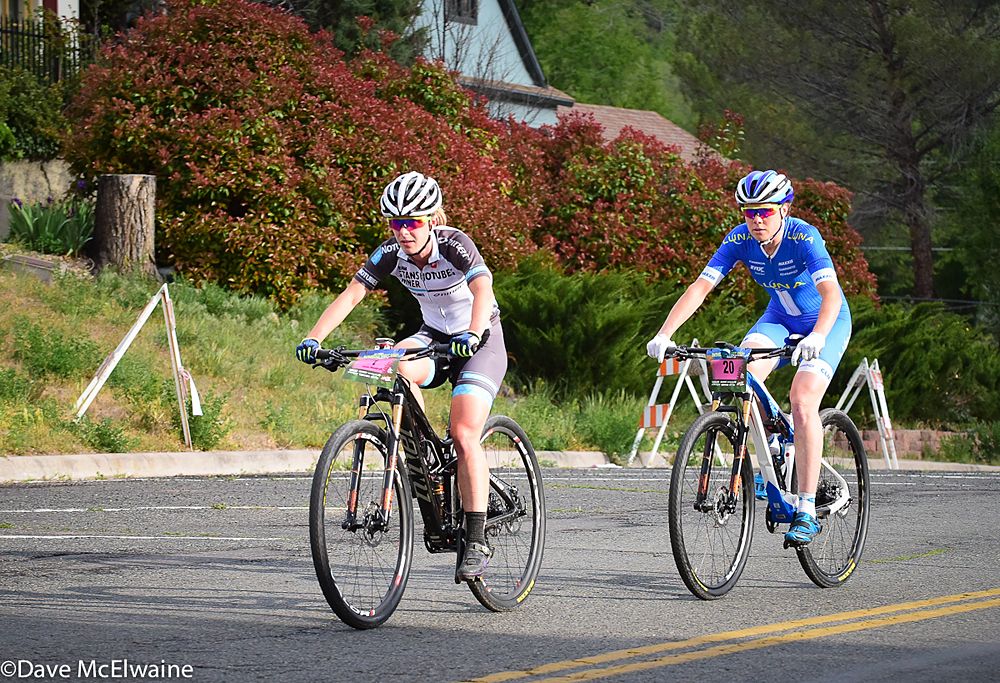 Chloe Woodruff (NoTubes Niner) leading Gould with four laps to go