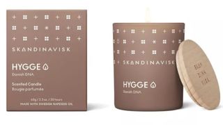 Skandinavisk's Hygge candle side its box with the wooden lid taken off on a white background