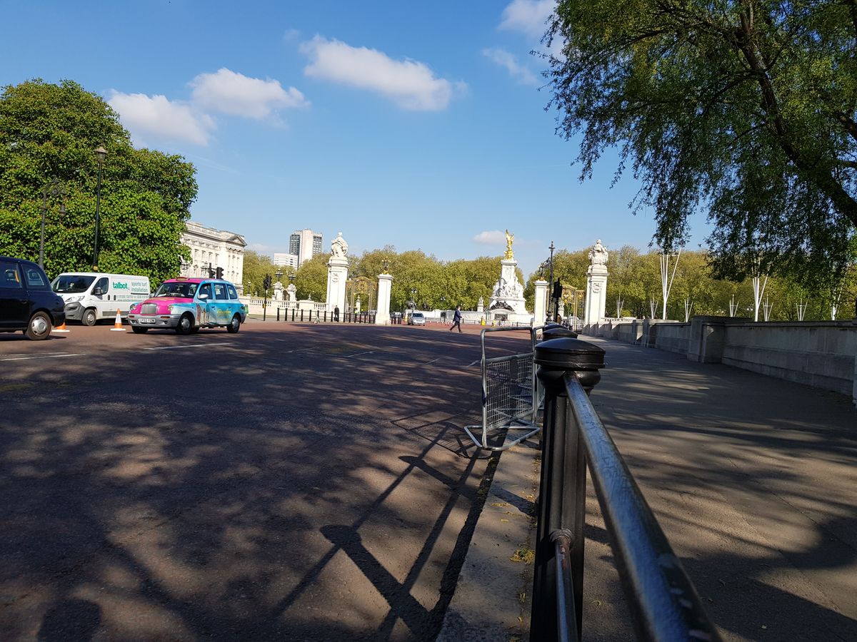 Queen's house coming into view... there was still a part of me that wondered how I would finish. Saw a man getting carried away on a stretcher.