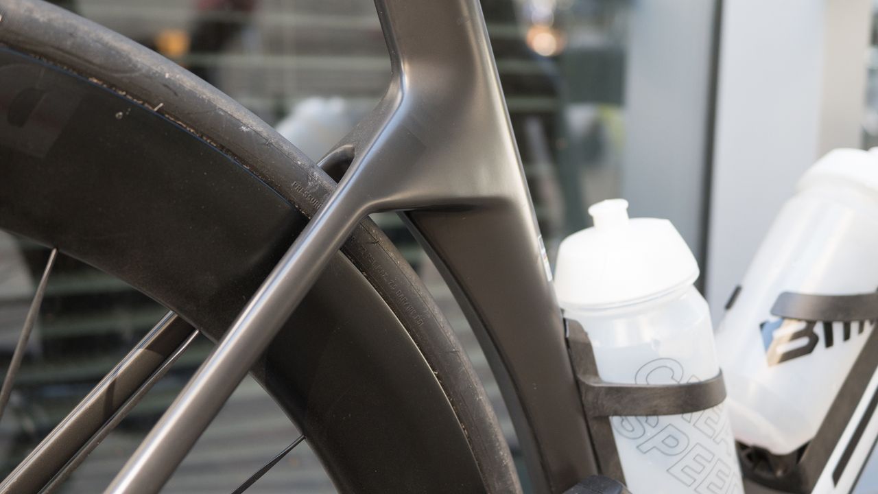 Teammachine R 01 LTD aero shaping at rear seat stay