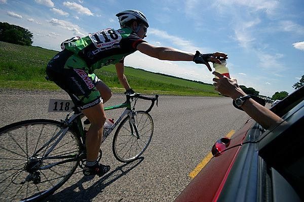 Silke Wunderwald (Team Kenda) takes a bottle from the team car.