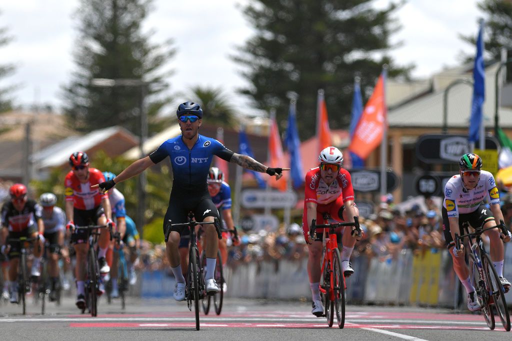 Giacomo Nizzolo wins stage 5