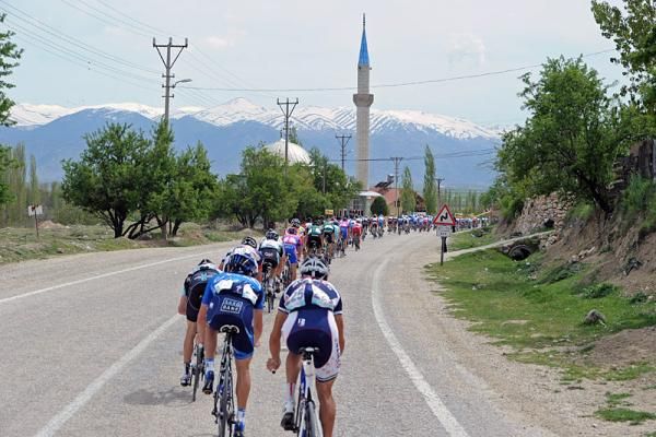 The peloton en route from Antalya to Elmali during stage 3.