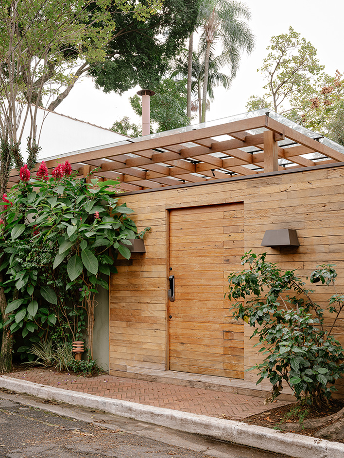 a brazilian garden house by Kika Camasmie, engulfed in greenery
