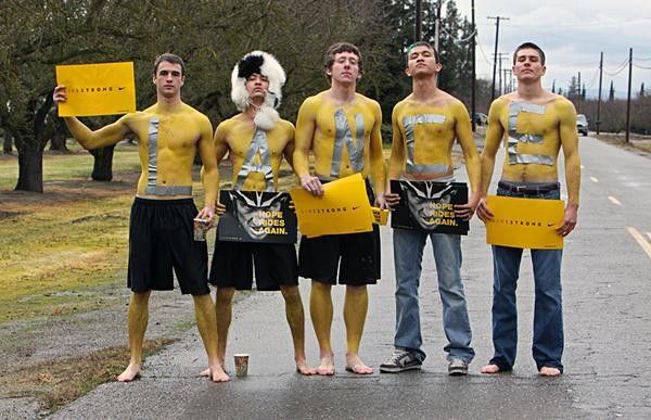 Fans of Lance Armstrong await the peloton