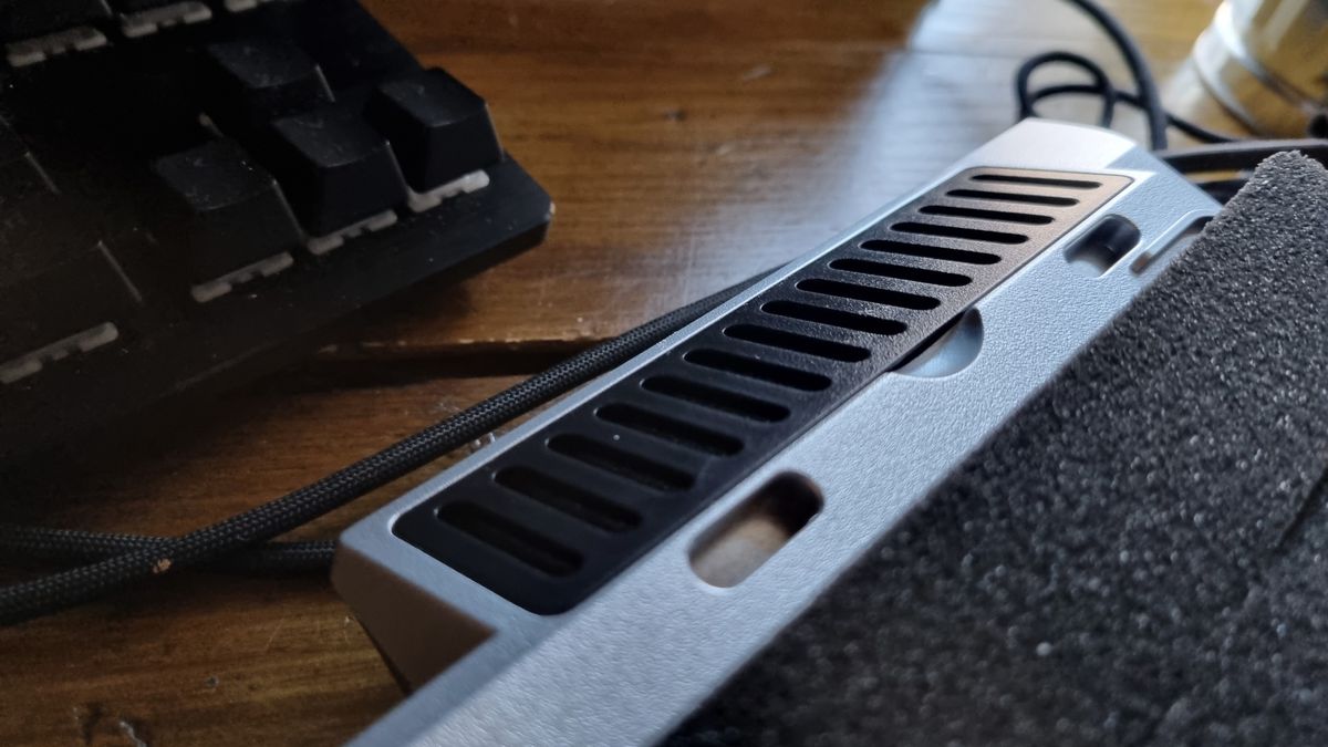 Assorted images of the Klim Everest laptop cooler, and everything included inside the box