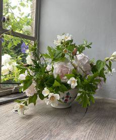 How-to-create-a-floral-table-display-with-Willow-Crossley-flowers