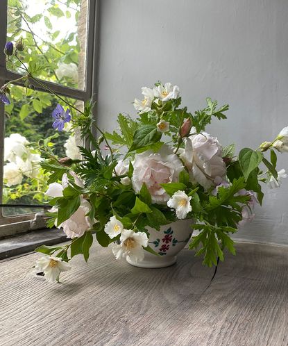How-to-create-a-floral-table-display-with-Willow-Crossley-flowers