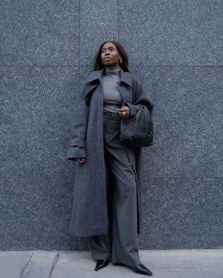 Coat Colour Trends 2024: Influencer wears a grey coat