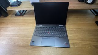 Paras yrityskannettava: Lenovo ThinkPad X1 Yoga Gen 8 puisella pöydällä