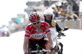 Cadel Evans (BMC) put in a strong atttack at the end to make up some seconds on his rivals