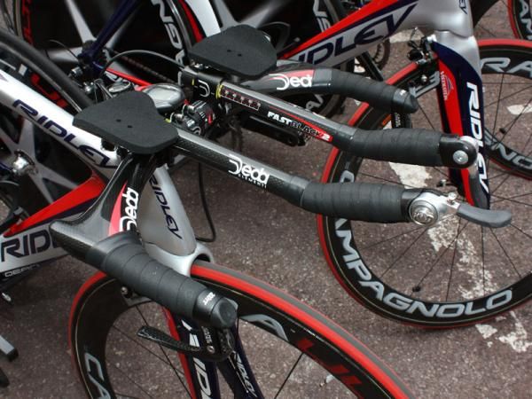 On the other hand, the Deda bar on this Katusha machine has extensions placed slightly above the base bar. So is this a 'two-level' bar?
