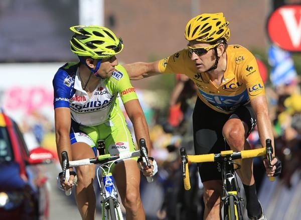 Bradley Wiggins (Sky) and Vincenzo Nibali (Liquigas - Cannondale) congratulate each other.
