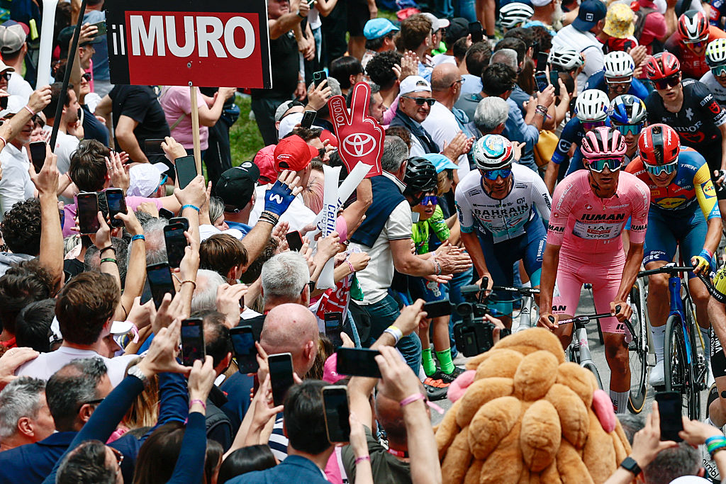 The Muro di Ca&rsquo; del Poggio featured early in stage 15 in the 2025 Giro d'Italia