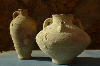 pottery found in the niche