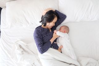 Mum and baby in bed, co-sleeping