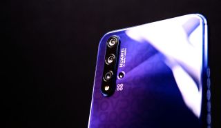 Huawei Nova 5T:n neloiskamera on aseteltu pystyyn